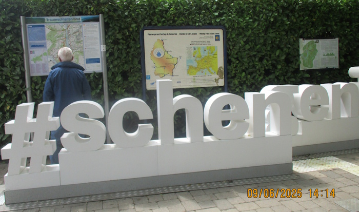 Vor dem Europamuseum in Schengen