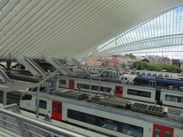 Züge im Bahnhof Liège-Guillemins
