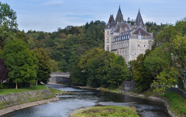 Durbuy: Fluss Ourthe und Schloss