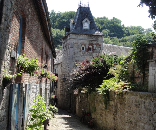 Durbuy: Altstadt mit Steinhäuser in den Ardennen