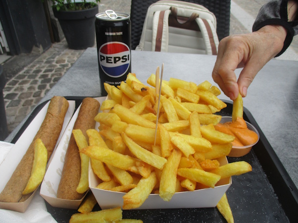 Frikadelle, Pommes, Sauce, Cola
